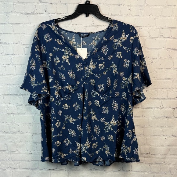 BloomChic Navy Floral Blouse Plus Size 3X - Picture 2 of 6